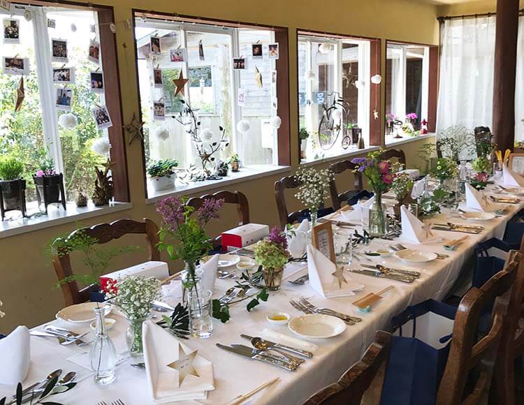 森のアトリエのレストランで開催されるウェディングのテーブルセットアップ